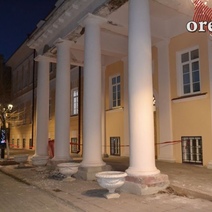 Ученики лицея в Оренбурге на уроки ходят, перешагивая через куски штукатурки