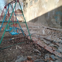 ЧП в Оренбурге: девочка каталась на качелях, когда на нее рухнула облицовка здания