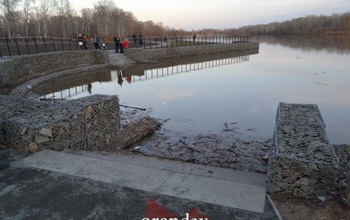 Вода в Урале у Оренбурга спадает, но набережная все еще подтоплена