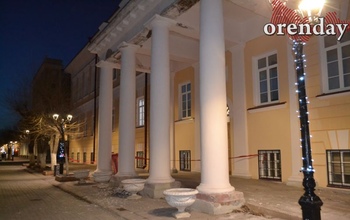 Ученики лицея в Оренбурге на уроки ходят, перешагивая через куски штукатурки