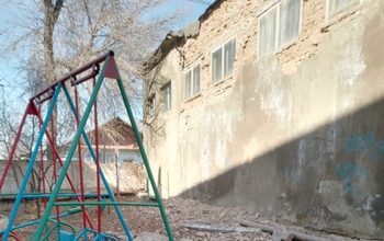 ЧП в Оренбурге: девочка каталась на качелях, когда на нее рухнула облицовка здания