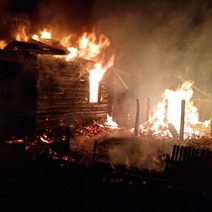 В Бузулукском районе огонь уничтожил жилой дом и три хозпостройки