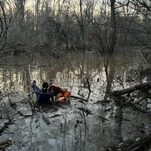В Оренбургском районе мужчина спасался в подтопленном лесу на поваленном дереве