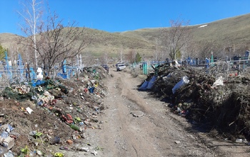 Кладбище в Кувандыке снова начало напоминать натуральную свалку