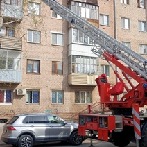 В Оренбурге 80-летняя пенсионерка оказалась взаперти на балконе пятого этажа