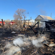 В посёлке Чкалов пожарные почти три часа боролись с огнём