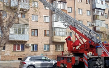 В Оренбурге 80-летняя пенсионерка оказалась взаперти на балконе пятого этажа