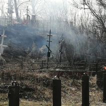 В Абдулино кто-то поджёг траву прямо на центральном городском кладбище