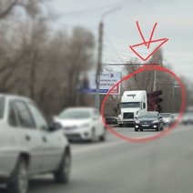 В Оренбурге грузовик, попавший в ДТП, третий день не убирают с дороги