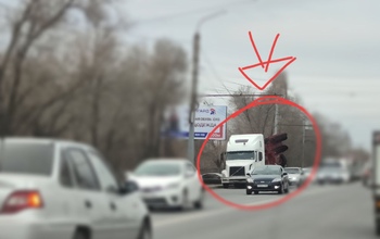 В Оренбурге грузовик, попавший в ДТП, третий день не убирают с дороги