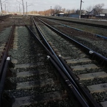 В Орске при проведении ремонта на железной дороге мужчина получил перелом обеих ног (18+)