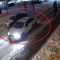 В Оренбурге предприимчивый таксист снял красивые колпаки с колёс чужого автомобиля