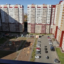 В Оренбурге мужчина избил девушку и угрожал скинуть с 10-го этажа (18+)