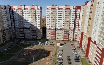 В Оренбурге мужчина избил девушку и угрожал скинуть с 10-го этажа (18+)