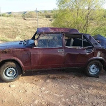 Под Бугурусланом ВАЗ повис на дереве, пострадали два человека