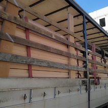 В Орске в двух грузовиках обнаружили контрабандные лесоматериалы на 1,4 млн. рублей