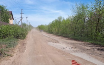 Пыль столбом: дорогу в СНТ «Ростоши» превратили из асфальтовой в грунтовую