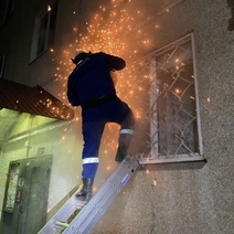 Оренбургские спасатели пришли на помощь пенсионерке, которой стало плохо в закрытой квартире