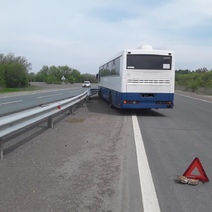 В Оренбургской области Nissan впечатал автобус в отбойник и скрылся