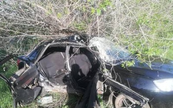 Смертельное ДТП: в Тоцком районе Lada Granta влетела в столб, а после опрокинулась в кювет (18+)