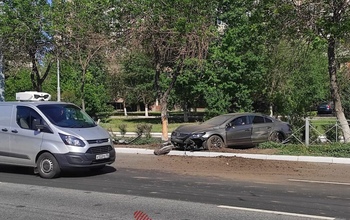 В Оренбурге иномарка снесла ограждение и дерево