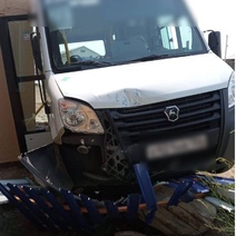 В Орске маршрутка врезалась в дом, пострадал пассажир