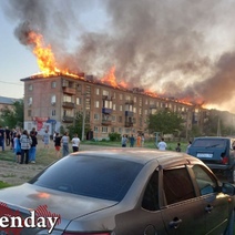 В посёлке Светлый огонь бушует на кровле многоэтажного дома