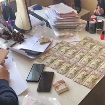 Директора и бухгалтера строительной компании из Оренбуржья подозревают в сбыте фальшивых долларов