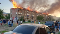 В посёлке Светлый огонь бушует на кровле многоэтажного дома