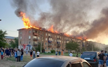 В посёлке Светлый огонь бушует на кровле многоэтажного дома
