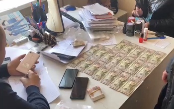 Директора и бухгалтера строительной компании из Оренбуржья подозревают в сбыте фальшивых долларов