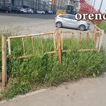 В Оренбурге на улице Братьев Хусаиновых заржавело погнутое дорожное ограждение