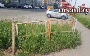 В Оренбурге на улице Братьев Хусаиновых заржавело погнутое дорожное ограждение
