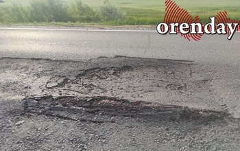 Гостей со всей страны Соль-Илецкий городской округ встречает колдобиной на дороге