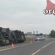 В Акбулаке водитель фуры уснул за рулём и опрокинул её на обочину