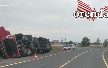 В Акбулаке водитель фуры уснул за рулём и опрокинул её на обочину