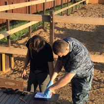 В Пригородном мужчина похитил деньги из конюшни