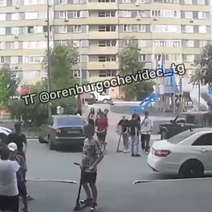 В Оренбурге пенсионеры с криками и боем палкой отбивали у детей скамейку