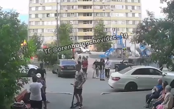 В Оренбурге пенсионеры с криками и боем палкой отбивали у детей скамейку