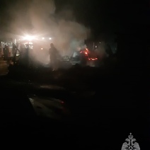 В Новоорском районе огонь с горящего сарая с сеном рисковал перекинуться на дом