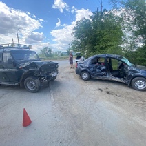 В Орске в ДТП с Рено Логан и УАЗ Хантер пострадали три человека