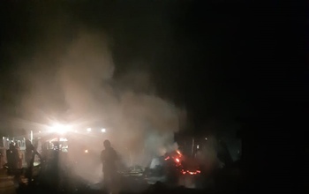 В Новоорском районе огонь с горящего сарая с сеном рисковал перекинуться на дом