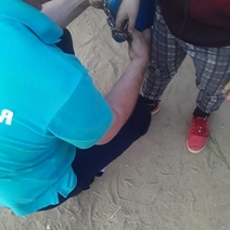 В Орске качели «пленили» ребенка