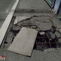 Оренбургское ноу-хау: зияющие дыры на тротуаре моста залатали фанерой