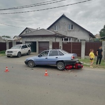 В посёлке им. Ленина 12-летний байкер въехал в автомобиль
