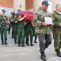 Осталось пятеро детей: в Орске проводили в последний путь мобилизованного десантника