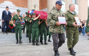 Осталось пятеро детей: в Орске проводили в последний путь мобилизованного десантника