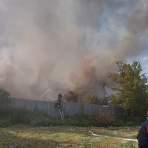 В Бугуруслане 20 огнеборцев более пяти часов тушили горящие дом и сараи