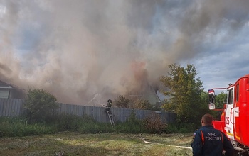 В Бугуруслане 20 огнеборцев более пяти часов тушили горящие дом и сараи