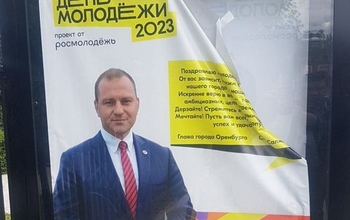 С грязных и разбитых остановок мэр поздравляет молодежь Оренбурга